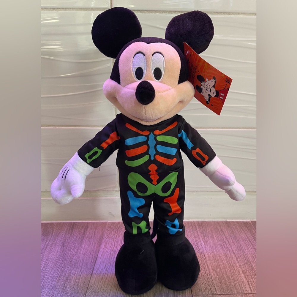 NWT… Mickey Mouse skeleton Halloween 🎃 Greeter